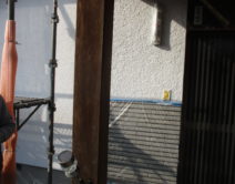 ノーベルAB：玄関柱漂白の施工邸のBefore（施工前）の様子